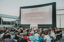 Střecha Centra Černý Most se již počtvrté promění v letní UPC MAX kino s projekcemi nejlepších českých filmů